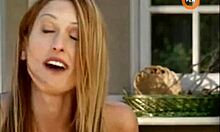 Ο ορνιάς μυώδης ξανθός απατά με την τέλεια σώμα μίστρες, γαμώντας παθιασμένα