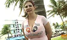 Uhh, Christy Marks peituda mostrando suas tetas enormes ao ar livre para todos verem, sabe