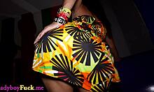 Lepo šemala razkazuje velike joške in vzame analno trdo