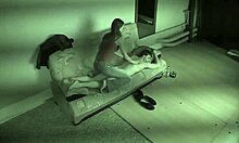 Hei, sjekk dette amatørparet sin deilige forspill med ryggmassasje på sofaen!