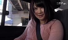 よお、俺の従順なアジアン彼女が車内でマンコ露出！