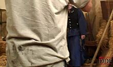 โมเดลมือสมัครเล่นบลอนด์ถอดเปลือยในโรงนาเพื่อถ่ายรูป