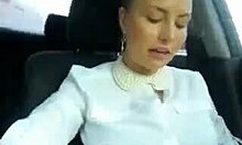 Curvă în chiloți revelatori se masturbează în mașină