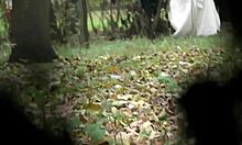 Смотри, как эти молодые 18+ девчонки писают дико на улице!