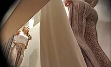 Uzun bacaklı amatör gizli kameralarda sulu kıçını rahatça sergiliyor