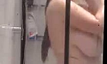 ББВ брюнетка поймана на скрытой камере в душе, так горячо