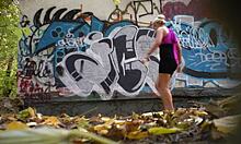 Любительская блондинка выбирает уединённое место, чтобы пописать на улице. Её мягкий соло момент превращается в удовольствие вуайериста в туалетной зоне.