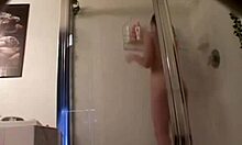Fată slăbănogă prinsă goală în camera ascunsă de la duș!