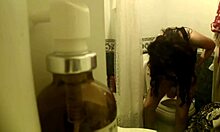 Hey, bu sürtük esmerin gizli kamda soyunup işemesini izlemek ister misin?