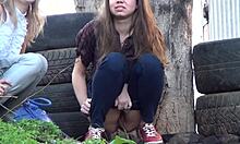 Güzel genç 18+ sevgililer vahşi dış mekan yakın çekimde birlikte işerken yakalandı