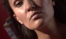 Çarpıcı esmer güzeli gizli kameralarda varlıklarıyla tahrik ediyor