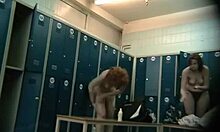 Crvenokosa amaterska MILF pokazuje svoje iznenađujuće vruće telo u svlačionici 😍
