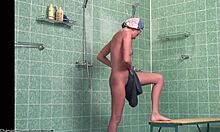 Hottie rambut gelap berkaki panjang buka badan cantik di tab mandi