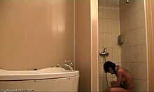 Temnovlasta mlada amaterka čepi in se intenzivno masturbira, vroča in popolnoma mokra na skriti kameri