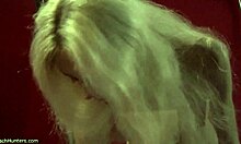 Podívej, tahle štíhlá blondýna v černém prádle!