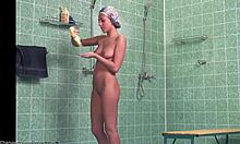 Dlouhonohá tmavovlasá krasavice odhaluje úžasné tělo ve vaně