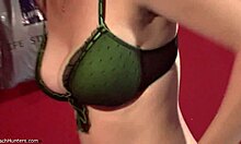 Η ξανθιά με τα νεκρά μάτια γδύνεται στο δωμάτιο αλλαγής