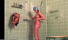 hei, vil du se denne slanke skjønnheten våt i dusjen?