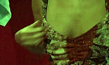 Темноволосая красавица показывает прелести в примерочной