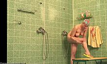 Ez a nedves amatőr csaj borotválta a lábát rejtett kamerán. Őrülten szexi volt a zuhanyban.