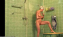 Стройна красавица разкрива тялото си в гореща баня на скрита камера