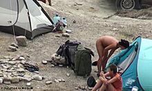 Hei, så du den solbrente brunetten pakke opp på stranden?