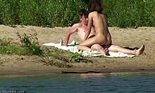 Amatørpar bestemmer seg for å bli frekke på øde strand med het handling