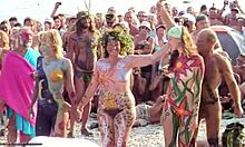 Русские подружки раздеваются догола с парнем, похожим на Иисуса, на пляже