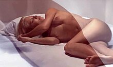 Хеј, зашто ова поспаана млада девојка 18+ позира гола на кревету?