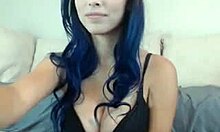 Dolgun mavi saçlı sevgili büyük doğal memelerini ve kıçını dildo ile sergiliyor