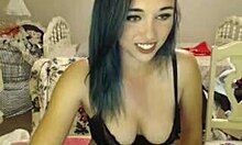 Крашеная красотка дразнит большие любительские сиськи на вебкам