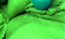 Coño peludo y regordete recibe una follada seria de dildo con vibrador en tetas y pezones en escena de masturbación en primer plano.