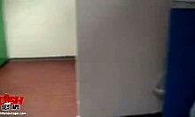 Ej, moja modna punca hrepeni po hardcore jebanju v gozdu! 🌳