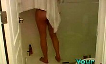 חברה בלונדינית חרמנית מתכוננת במקלחת לרומן פורנו