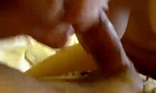 Křivá bílá ženská tvrdě nabitá v divoký akci