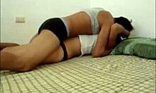 הודית זונה מקבלת ליק על הכוס הצר שלה במיטה