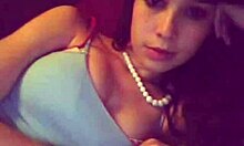 teen cutie fingers sweet slit on webcam for all to see