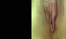 يا، شوفي هذه الجميلة الجذابة تلعب بكسها المقصوص!