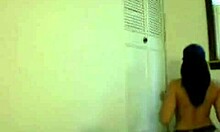 Neşeli göğüslü orospu webcam'de tahrik ediyor