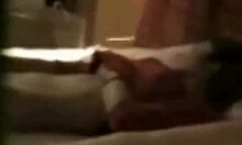 Эй, глянь на эту шлюху в красной рубашке, которая дрочит себе