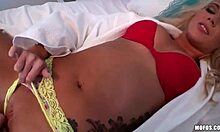 Bimbo Stilosa Ammira la Sua Figa Rasata Mentre Cavalca Forte in Azione POV