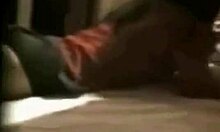 Hej, poglej to kurbo v rdeči majici, ki si prstkuje