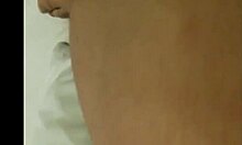 Mon mari et moi filmons notre première vidéo de sexe maison avec baise