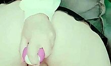 Utelias tyttö masturboi bunny-lelulla webcamissa 😏