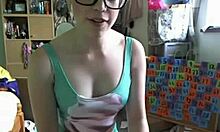 Teen husa predvádza tesné krivky v sexy webcam šou