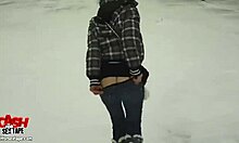 cewek imut pakai topi musim dingin di luar