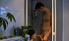 Bu Esmer Fahişe Banyoda Emiyor ve Sikiyor! Her Damla Dölü Yutuyor.