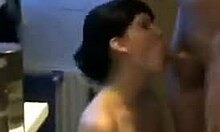 Pozri si túto brunetku kurvu, ako cucá a jebá v kúpeľni! Prehladne každú kvapku spermy.