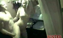 Langhaarige Blonde-Schlampe hart durchgefickt im Amateur-Sex.