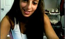 relaxed babe pleasures herself on webcam